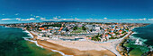 Panoramablick aus der Luft auf den Strand von Tamariz mit dem berühmten Casino Estoril in der Mitte und dem Stadtteil Estoril an der portugiesischen Riviera, 28 km westlich von Lissabon, Portugal, Europa