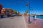 Blick auf bunte Läden und Bars in Hurghada Marina, Hurghada, Rotes Meer Gouvernement, Ägypten, Nordafrika, Afrika