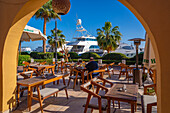 Blick auf Boote und Café-Restaurant im Yachthafen von Hurghada, Hurghada, Verwaltungsbezirk Rotes Meer, Ägypten, Nordafrika, Afrika