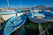 Blick auf bunte Holzboote im Hafen von Hurghada, Hurghada, Rotes Meer Gouvernement, Ägypten, Nordafrika, Afrika