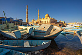 Blick auf bunte Holzboote im Hafen von Hurghada und die Al Mina Moschee im Hintergrund, Hurghada, Rotes Meer Gouvernement, Ägypten, Nordafrika, Afrika