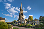 St. Peter's Church und das Dorf Edensor im Herbst, Chatsworth Estate, Peak District National Park, Derbyshire, England, Vereinigtes Königreich, Europa