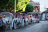 Pferdekutschen auf der Straße, Granada, Nicaragua, Mittelamerika