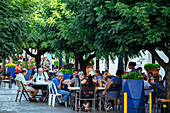 Menschen essen vor einem Restaurant, Granada, Nicaragua, Mittelamerika