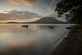 Blick auf den Vulkan Concepcion bei Sonnenuntergang, Insel Ometepe, Bundesstaat Rivas, Nicaragua, Mittelamerika