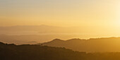 Sonnenuntergang über der Landschaft bei Santa Elena, Provinz Puntarenas, Costa Rica, Mittelamerika