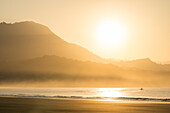 Sonnenaufgang über dem Strand von Uvita, Marino-Ballena-Nationalpark, Costa Rica, Mittelamerika