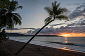 Sonnenuntergang über der Drake-Bucht, Provinz Puntarenas, Costa Rica, Mittelamerika