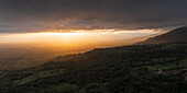 Sonnenaufgang am Vulkan Arenal, Provinz Guanacaste, Costa Rica, Mittelamerika