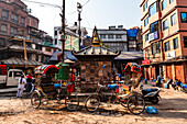 Auf einem Tempelplatz in Thamel geparkte Touristen-Rikschas, Kathmandu, Nepal, Asien