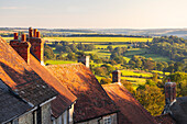 Gold Hill während des Sonnenuntergangs im Spätsommer, Shaftesbury, Dorset, England, Vereinigtes Königreich, Europa