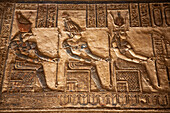 Reliefs des Gottes Horus auf der linken Seite mit dem Pharao in der Mitte und der Göttin Hathor auf der linken Seite, Heiligtum, Hathor-Tempel, Dendera, Qena, Ägypten, Nordafrika, Afrika