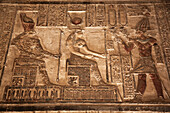 Reliefs des Gottes Horus auf der linken Seite, mit der Göttin Hathor in der Mitte und dem Pharao auf der rechten Seite, Heiligtum, Hathor-Tempel, Dendera, Qena, Ägypten, Nordafrika, Afrika