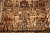 Reliefs der Göttin Hathor in der Mitte, mit Pharaonen links und rechts, Heiligtum, Hathor-Tempel, Dendera, Qena, Ägypten, Nordafrika, Afrika