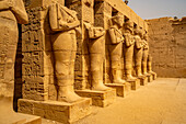 Blick auf Statuen von Ramses III. im Tempel von Ramses III. im Karnak-Tempel, Karnak, Theben, UNESCO-Welterbe, Ägypten, Nordafrika, Afrika