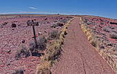 Ein Warnschild, das dazu auffordert, auf dem Weg zum historischen Achat-Haus im Petrified Forest National Park zu bleiben, Arizona, Vereinigte Staaten von Amerika, Nordamerika