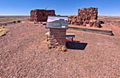 Ein Informationsschild zur Geschichte des Agate House im Petrified Forest National Park, Arizona, Vereinigte Staaten von Amerika, Nordamerika