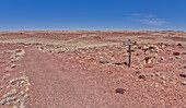 Ein Warnschild, das dazu auffordert, auf dem Pfad zum historischen Achat-Haus im Petrified Forest National Park, Arizona, Vereinigte Staaten von Amerika, Nordamerika, zu bleiben