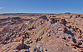 Felsinseln über den purpurnen Badlands bei Hamilili Point am Südende des Petrified Forest National Park, Arizona, Vereinigte Staaten von Amerika, Nordamerika