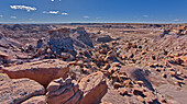 Felseninseln vor einem Tafelberg in der Nähe von Hamilili Point am Südende des Petrified Forest National Park, Arizona, Vereinigte Staaten von Amerika, Nordamerika