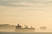 Abendnebel über dem Fluss Tejo, Lissabon, Portugal, Europa