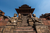 Stone steps and guarding statues at the main pagoda of Nyatapola Temple, UNESCO World Heritage Site, Bhaktapur, Kathmandu Valley, Nepal, Asia