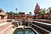 Bhandar Pokhari und 55 Window Palace, Durbar Square, der Hauptplatz in der historischen Stadt Bhaktapur, UNESCO-Weltkulturerbe, Kathmandu-Tal, Nepal, Asien