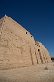 Erster Pylon, Medinet Habu, Totentempel von Ramses III, 1187-56 v. Chr., Antikes Theben, UNESCO-Welterbe, Luxor, Ägypten, Nordafrika, Afrika