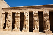 Osirische Statuen, Nördlicher Portikus, Erster Hof, Medinet Habu, Totentempel von Ramses III., 1187-56 v. Chr., Antikes Theben, UNESCO-Welterbe, Luxor, Ägypten, Nordafrika, Afrika