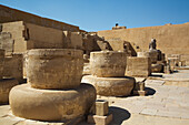 Säulenbasen, Große Hypostylhalle, Medinet Habu, Totentempel von Ramses III., 1187-56 v. Chr., Antikes Theben, UNESCO-Welterbe, Luxor, Ägypten, Nordafrika, Afrika