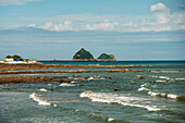 Meereslandschaft und Küstenlinie in der Bucht von New Plymouth, mit Whareumu (Löwenfelsen), Moturoa Insel, Nordinsel, Neuseeland, Pazifik