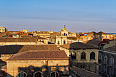 Panoramablick auf Catania mit traditionellen Gebäuden, der römisch-katholischen Kirche San Placido und dem ehemaligen Benediktinerkloster, Catania, Sizilien, Italien, Mittelmeerraum, Europa