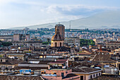 Römisch-katholische Pfarrkirche San Michele Arcangelo ai Minoriti, Panoramablick auf traditionelle Gebäude im Stadtzentrum von Catania, Sizilien, Italien, Mittelmeerraum, Europa