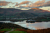 Blick von Cat Bells über Derwentwater, nahe Keswick, Lake District National Park, UNESCO-Welterbe, Cumbria, England, Vereinigtes Königreich, Europa