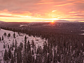 Ein erstaunlicher Wintersonnenaufgang im Pallastunturi-Nationalpark, aufgenommen mit einer Drohne, Pallastunturi, Finnland, Europa