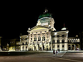 Das Bundeshaus der Schweiz, ein Gebäude, in dem die Schweizerische Bundesversammlung (Legislative) und der Bundesrat (Exekutive) untergebracht sind und das Sitz der Regierung und des Parlaments der Schweiz ist, Bern, Schweiz, Europa