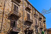 Via Vittorio Emanuele, traditionelle Architektur von Häusern mit Eisenbalkonen und hölzernen Fensterläden, Palermo, Sizilien, Italien, Mittelmeerraum, Europa