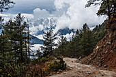 Beginn des Langtang-Tal-Treks in Nepal mit Wanderern auf dem Weg zu den schneebedeckten Bergen des Himalaya Ganesh Himal, Nepal, Asien