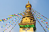 Blauer Himmel und Gebetsfahnen an der großen Swayambhu (Swayanbhunath)-Stupa, UNESCO-Weltkulturerbe, Kathmandu, Nepal, Asien