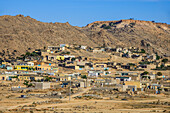 Blick auf die Stadt Dekemhare entlang der Straße von Asmara nach Qohaito, Eritrea, Afrika