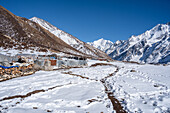 Kleine Wanderwege im Schnee, die in das weite Bergtal führen, Kyanjin Gompa, Lang Tang Valley Trek, Himalaya, Nepal, Asien