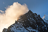 Zerklüftetes, schneebedecktes Bergmassiv des Langtang Lirung, Lang Tang Valley Trek, Himalaya, Nepal, Asien