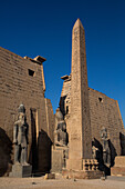 Statuen von Ramses II. mit Obelisk, Erster Pylon von Ramses II., Luxor-Tempel, UNESCO-Welterbestätte, Luxor, Ägypten, Nordafrika, Afrika