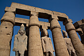 Papyrussäulen und Statuen, Hof des Ramses II, Luxor-Tempel, UNESCO-Welterbe, Luxor, Ägypten, Nordafrika, Afrika