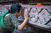 Weiblicher Verehrer, Kamakhya-Tempel, Guwahati, Assam, Indien, Asien