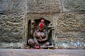 In Stein gehauene weibliche Figur in einer Wand, Kamakhya-Tempel, Guwahati, Assam, Indien, Asien