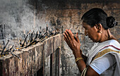 Betende Frau, Räucherstäbchen, Kamakhya-Tempel, Guwahati, Assam, Indien, Asien