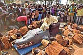 Paramount Chief Chitimukulu bei seiner Ankunft zu Beginn der Ukusefya Pa Ng'wena-Zeremonie auf seinem Krokodilsstuhl, Kasama, Sambia, Afrika