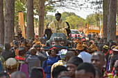 Paramount Chief Chitimukulu bei der Ankunft zum Beginn der Ukusefya Pa Ng'wena-Zeremonie auf seinem Krokodilsstuhl, Kasama, Sambia, Afrika