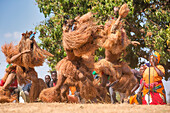 Maskentänzer, Die traditionelle Kulamba-Zeremonie des Chewa-Volkes aus Sambia, Mosambik und Malawi, die jährlich am letzten Samstag im August zu Ehren ihres Häuptlings Kalonga Gaia Uni in der Nähe von Katete, Ostprovinz, Sambia, Afrika, stattfindet